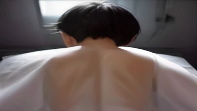 性健康教育视频封面，医生在明亮诊室内讲解口交安全防护知识，画面专业温和